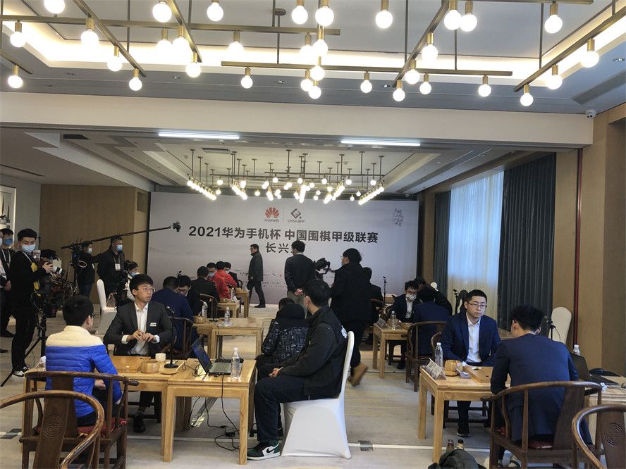 右路角球开到禁区金玟哉头球打在鲁奥身上折射破门，拜仁3-0斯图加特。